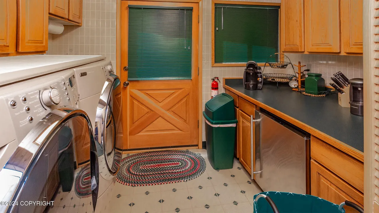 Main cabin laundry room with washer, dryer, and Dutch door